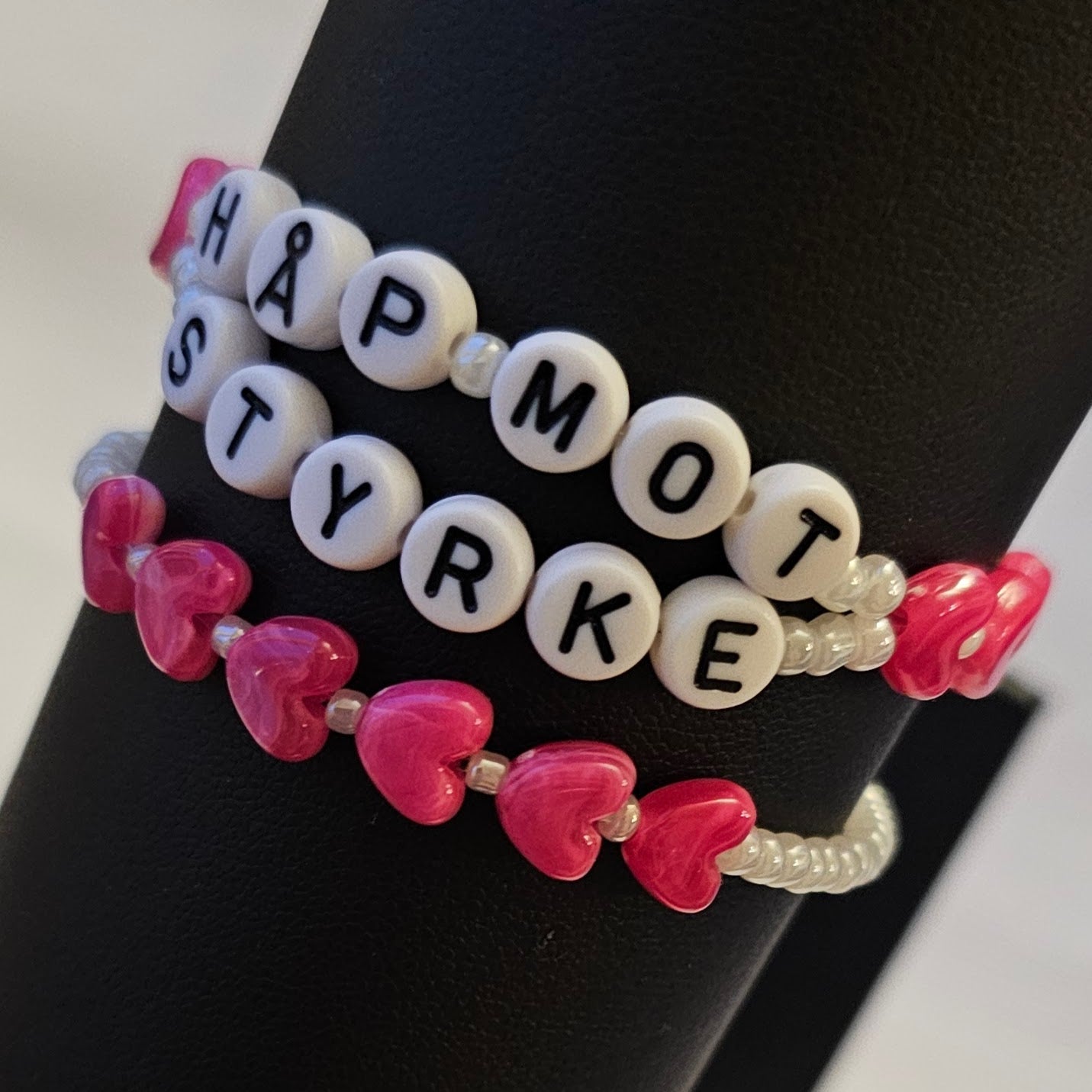 Håp - mot - styrke - armbånd rosa hjerter
